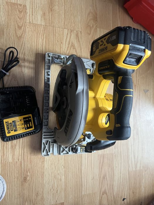 Vand circular dewalt DCS 570