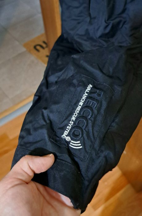 Pantaloni de ski sau snowboarding cu sistem recco