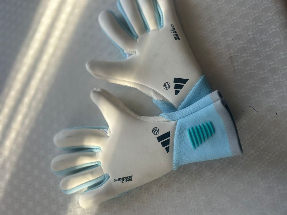 продам вратарьские перчатки Predator Pro