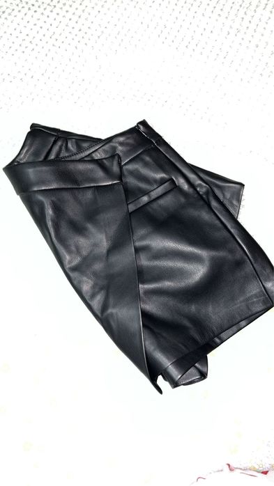 Fusta pantaloni ca noua purtata de 2 ori este de piele