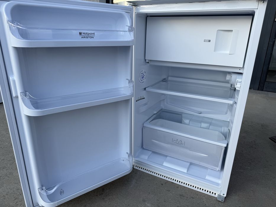 Малък хладилник с камера HotPoint Ariston