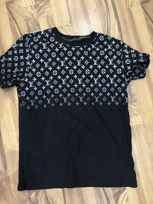 Тениска Louis Vuitton.