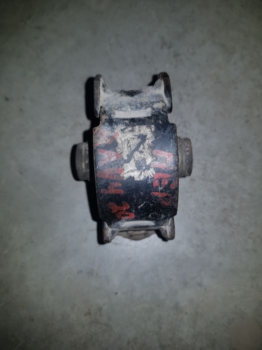 Подушка двигателя Рав 4 (2002 г.в.)