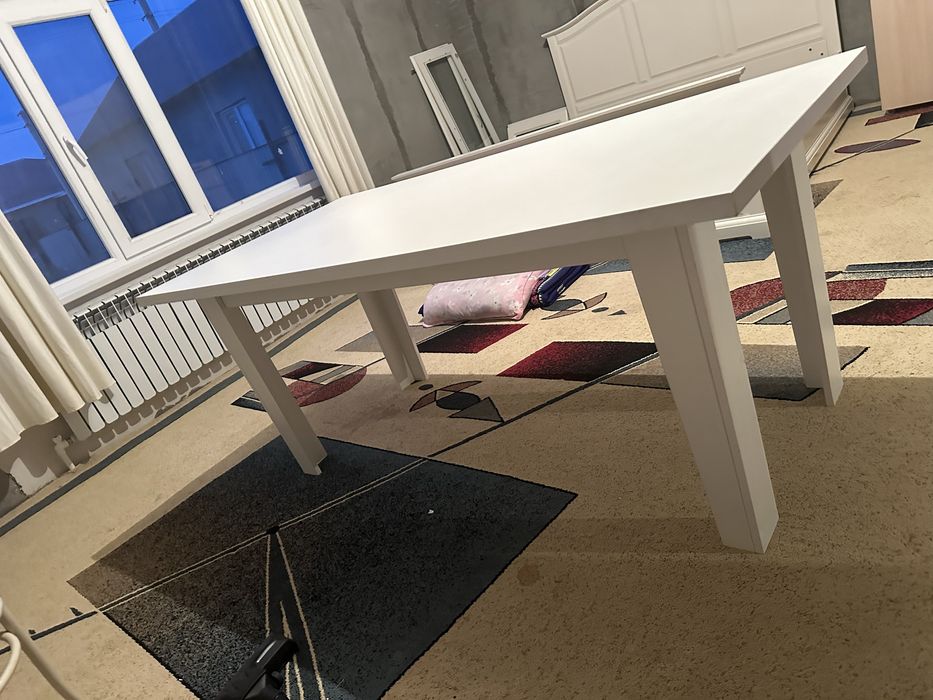 Срочно продается стол белый!