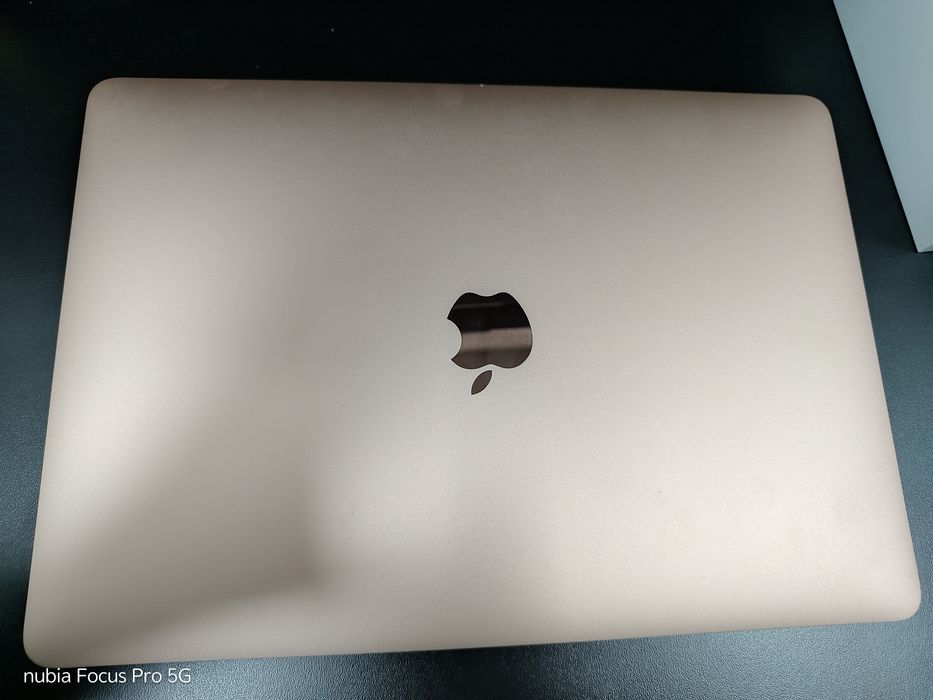 Продам MacBook Air 2020 M1