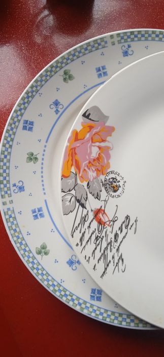 Тарелки большие разные.