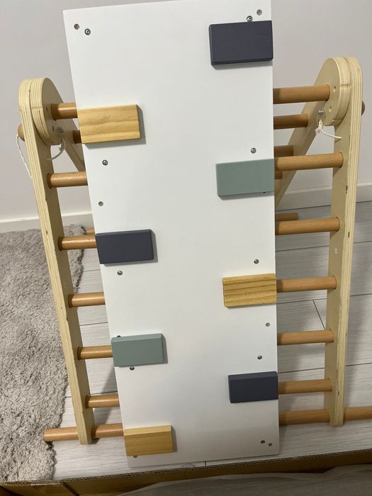 Loc de joacă pentru copii din lemn, făcut în casă - scară + perete