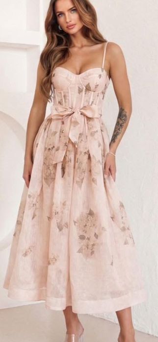 Уникална рокля с презрамки в черно и розово