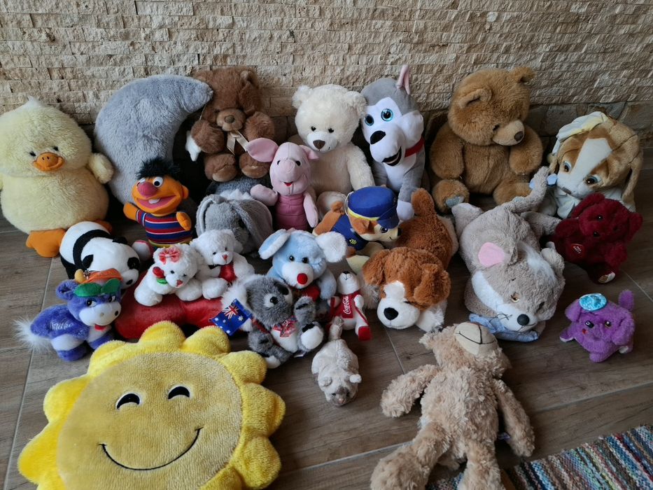 Играчки- коли, голям динозавър, плюшени играчки