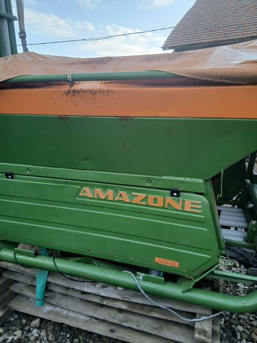 Vând distribuitor de ingrasaminte