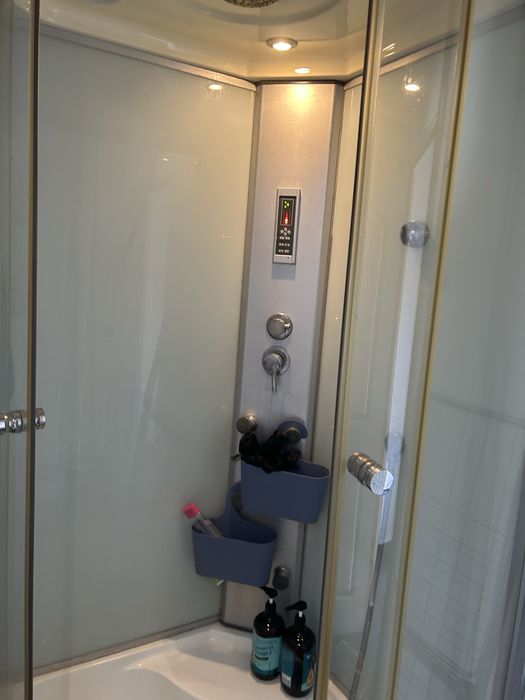 Cabina de dus cu hidromasaj