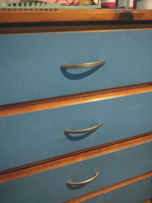 Дървен скрин с 4 чекмеджета