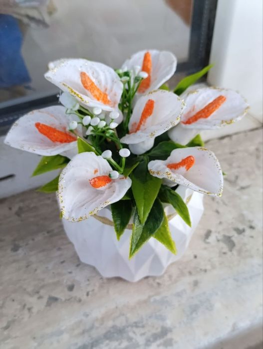 Қолдан жасалған әдемі гүлдер.