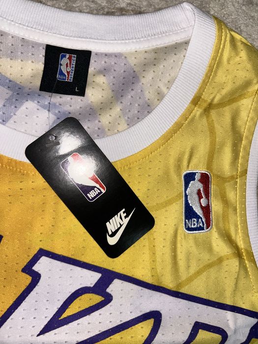 Maieu Lakers numarul 24