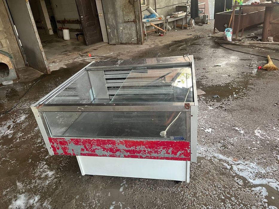 Продам витринный холодильник