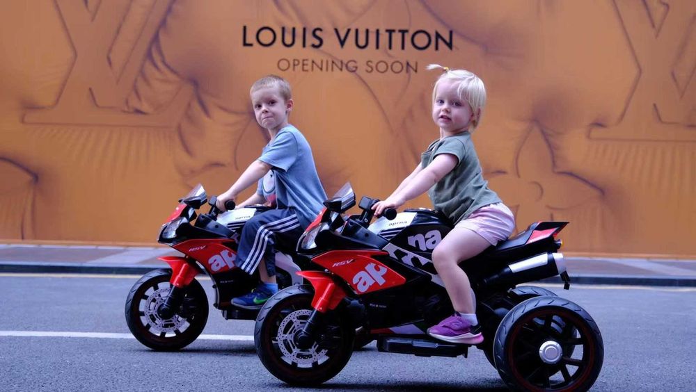 Акумулаторен МОТОР 12V меки гуми с Кожена седалка