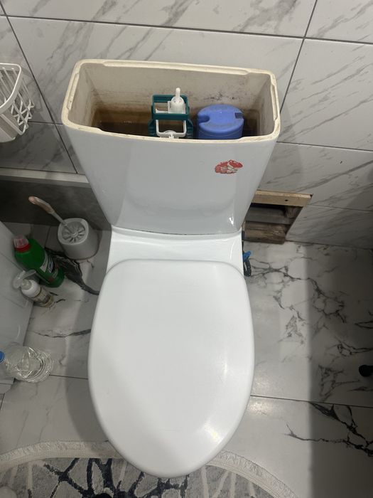 Унитаз рабочий в исправном состоянии