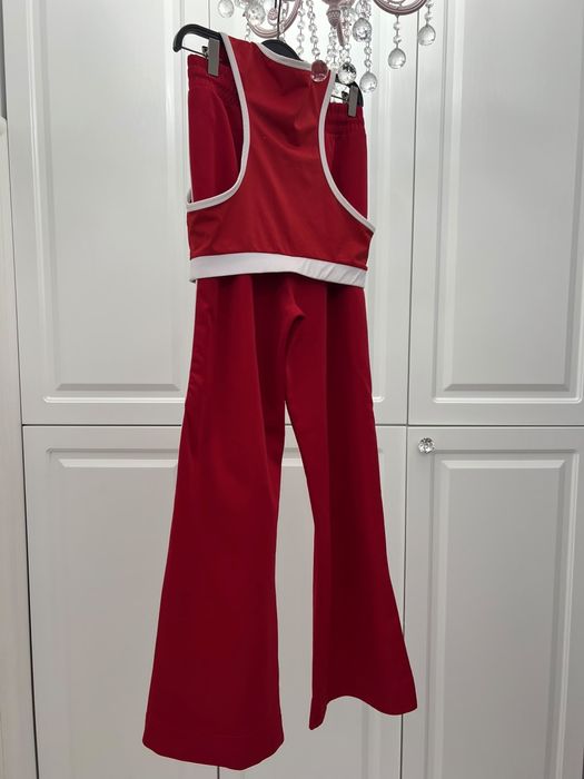 Vand costum rosu cu alb