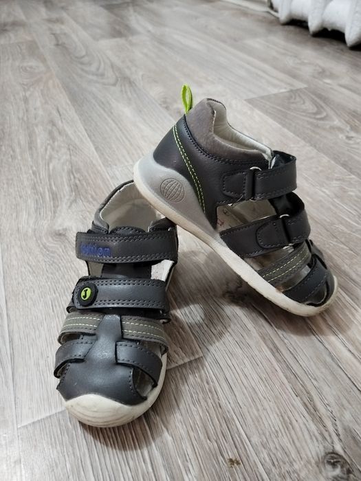 Сандали кожаные две штуки по   2000тг