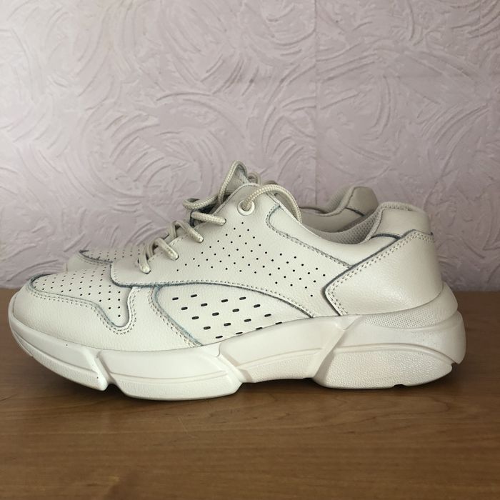 Кроссовки женские .