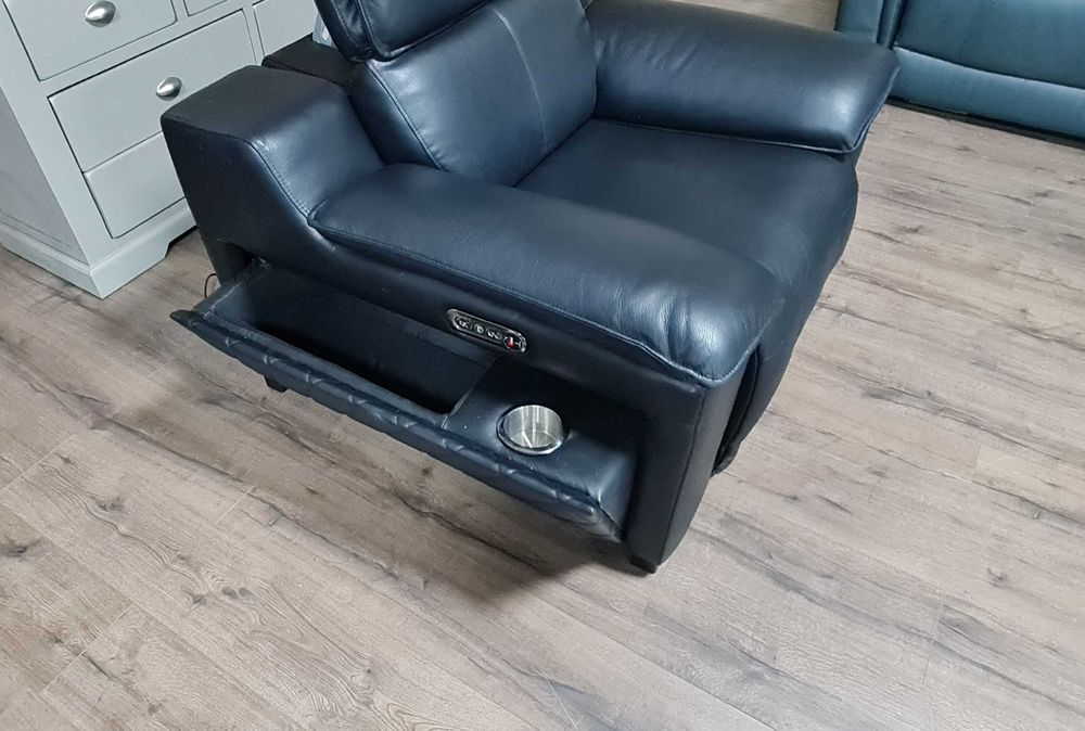 Черен кожен фотьойл с електрически релаксиращ механизъм