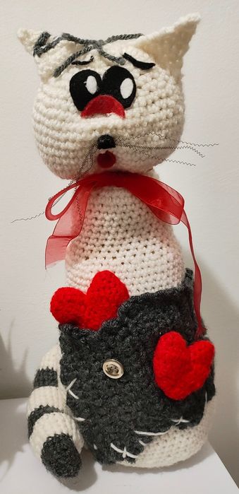 Плетена котка с джоб за дистанционно