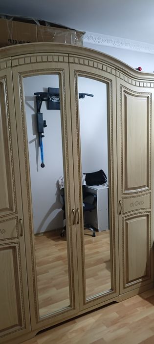 Шкаф с зеркалом в хорошем состояние