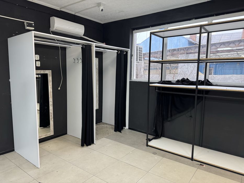 Vând mobilier magazin haine metalic + manechin +stender