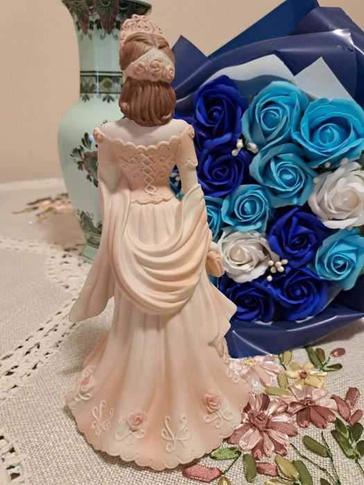 Продават се порцеланови фигури