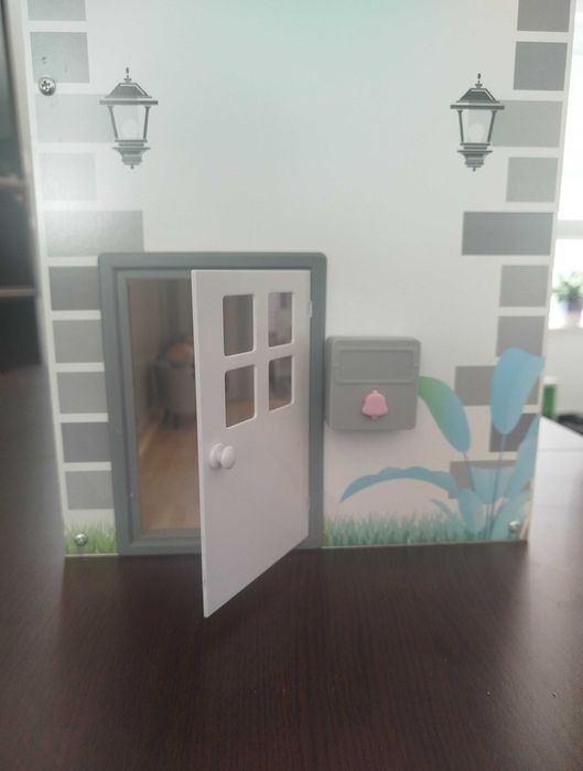 Продавам дървена къща за кукли на три етажа