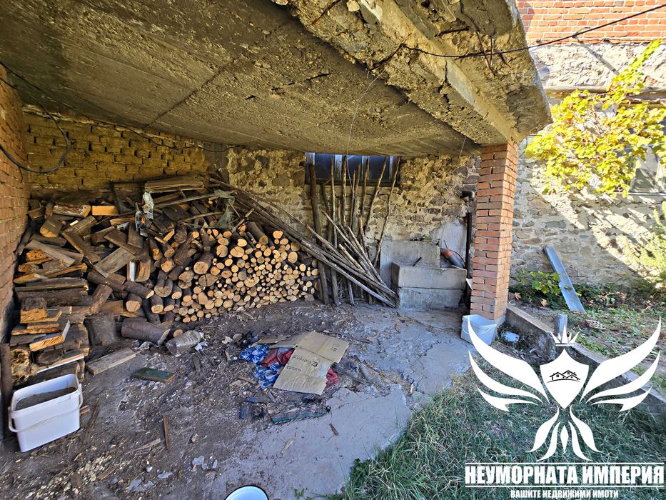 Продавам двуетажна къща 195РЗП с широк двор 1020кв. в с.Тополово