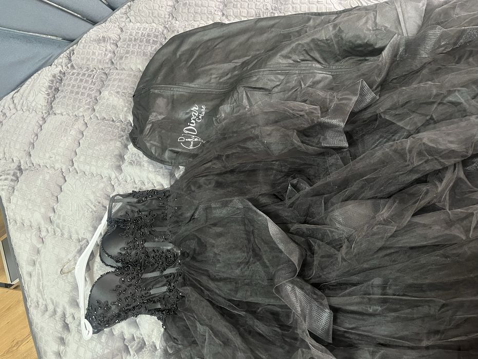 Черна бална рокля