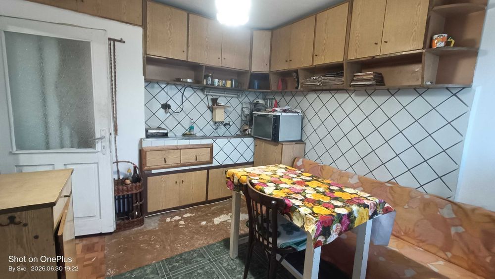 Продаваме масивна извънградска двуетажна жилищна сграда директно от собственик!