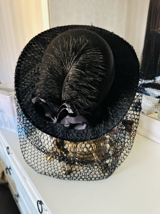 Palarie neagra , model gotic , pentru Halloween , cu pana naturala si trandafiri negri , eleganta si de efect , masura universala