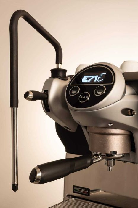 Кофемашина FAEMA E71, с 2 группами и системой "Barista Drive".