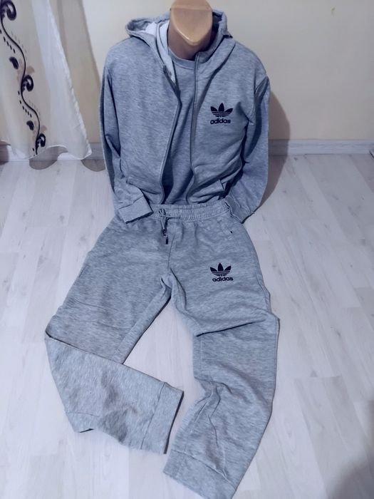 Trening Adidas de primăvară /vara din 3 piese pentru bărbați.