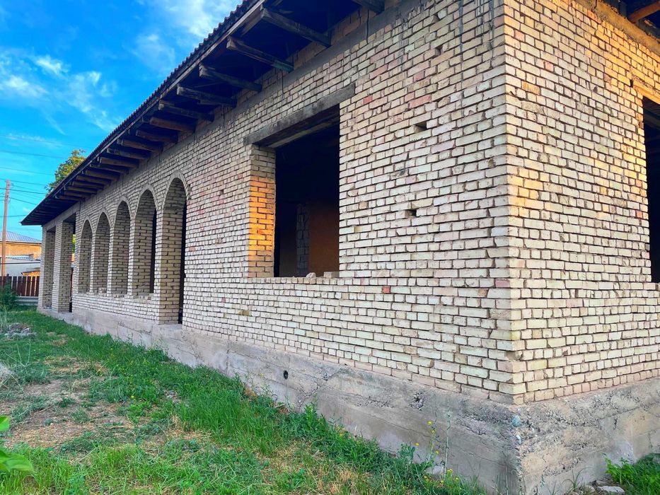 Hovli sotiladi narx kelishilinadi
