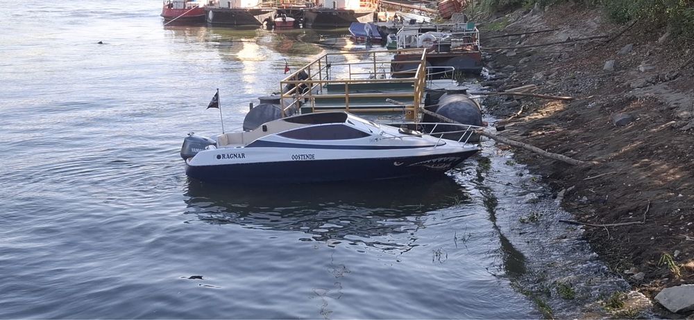 Vand Barca bayliner capry sau schimb cu skijet sau auto!