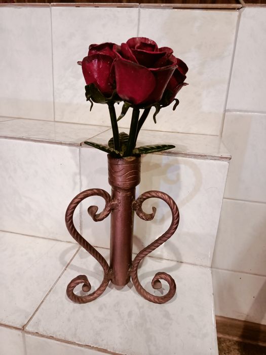 Розы кованые в виде вазы