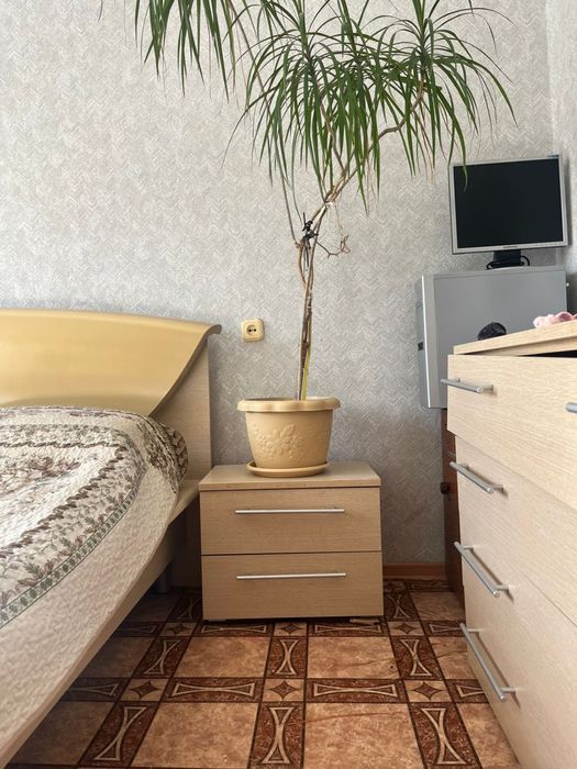 Кровать и тумбочки