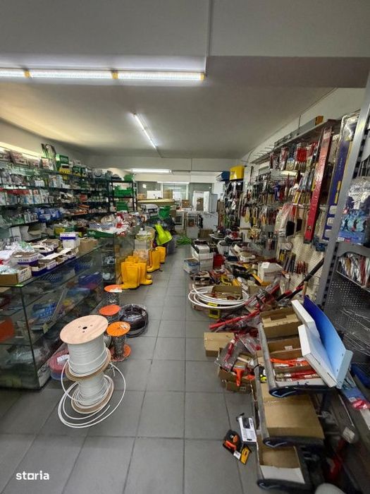 Spatiu comercial de 1300 mp pe 4 nivele, in centrul orasului Filiasi