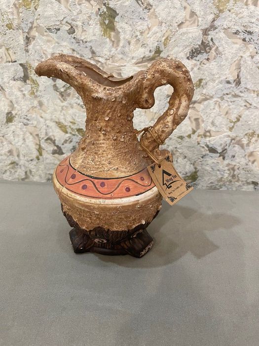 Сувениры (кувшин, парусники, вазочка)