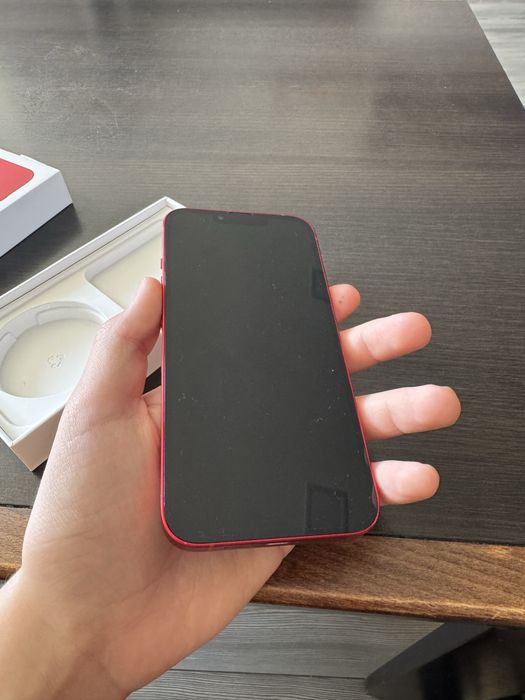Iphone 13 червен