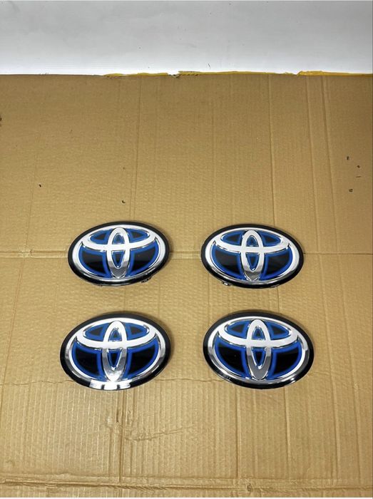 Эмблема стекло на CAMRY 70