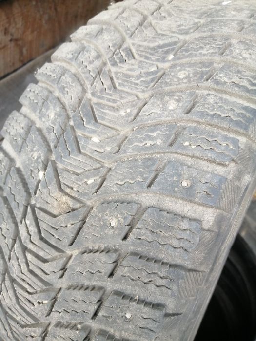 Продам зимние шины202/55R16