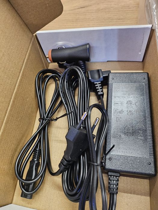 Преносим автомобилен хладилник / фризер 12V / 220V – нов