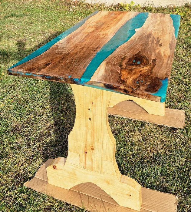 Masă unicată din lemn de nuc si răsină epoxidică