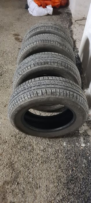 Продавам 4 летни гуми Пирели 185/65 R15, запазени.