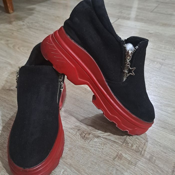 Женский обувь, платформа  очень мягкая  раз 38.цен.80.000с.