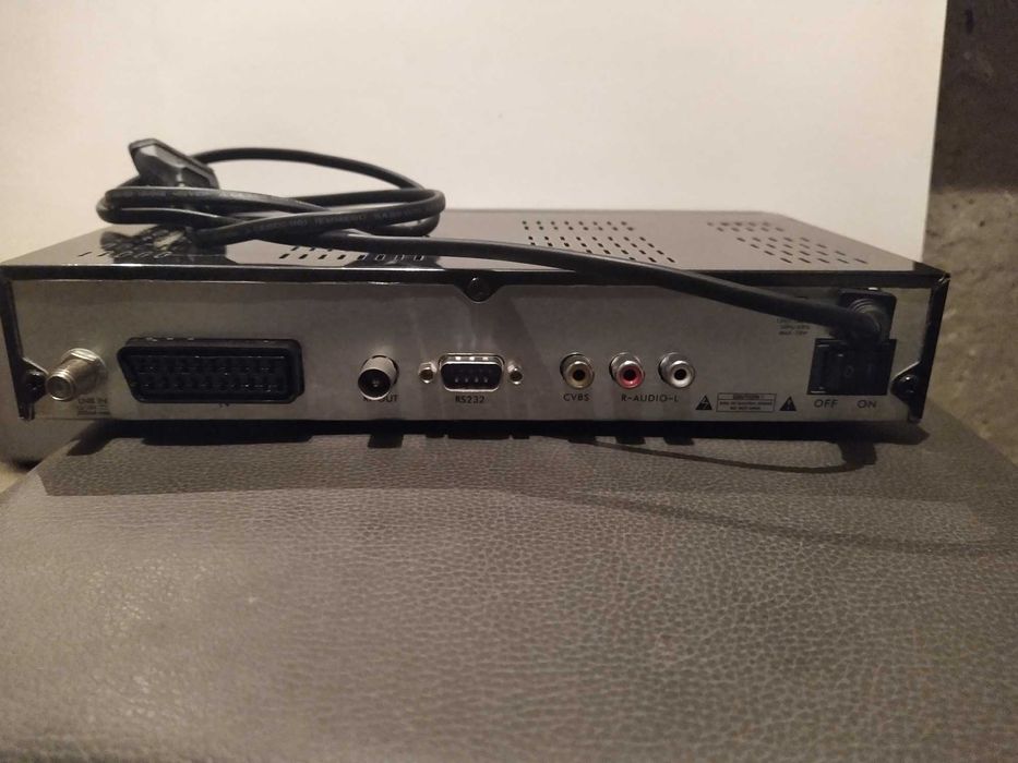 Сателитна чиния с декодер